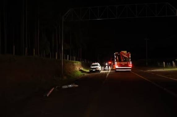 Conforme médico legista, vítima teve traumatismo craniano e apresentava perda de massa encefálica, o que tornaria improvável de se afastar do local por conta própria. Ele foi identificado como João Guilherme Trentin, de 17 anos.