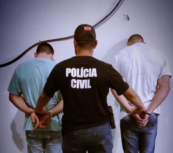 Amigo que o ajudou no crime também foi denunciado. Pai morreu e mãe ficou ferida.