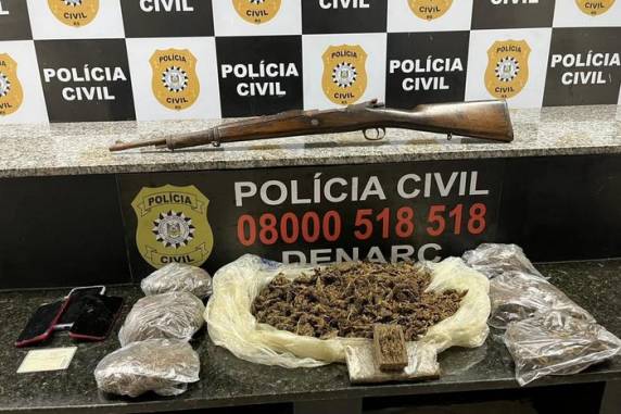 Imóvel mantido sob fachada de residência foi alvo de investigação e guardava entorpecentes e fuzil que seriam de grupo atuante na região