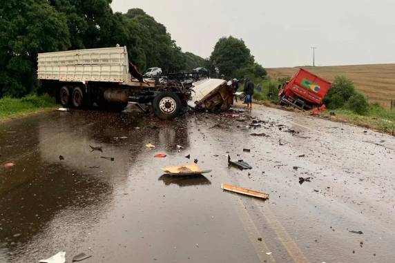 Duas pessoas morrem em acidente entre carretas na RS-324 - foto 4