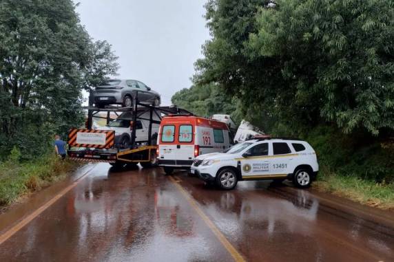 Duas pessoas morrem em acidente entre carretas na RS-324 - foto 2