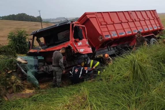 Duas pessoas morrem em acidente entre carretas na RS-324 - foto 3