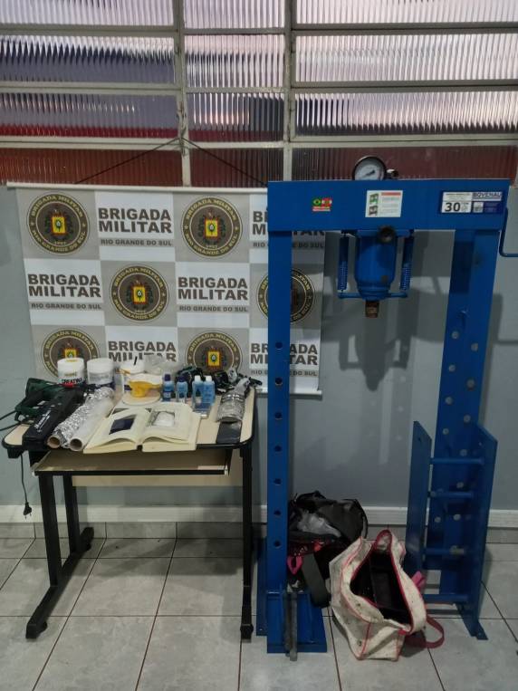 Em diligências complementares, foram localizadas em uma residência desabitada, próxima à penitenciária, materiais que possivelmente seriam utilizados no fracionamento, embalagem e refino de entorpecentes.