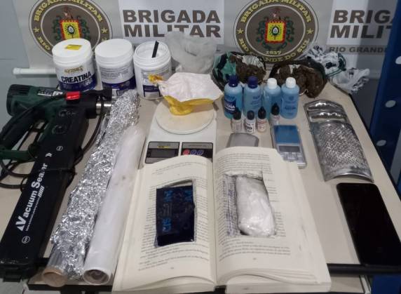 Em diligências complementares, foram localizadas em uma residência desabitada, próxima à penitenciária, materiais que possivelmente seriam utilizados no fracionamento, embalagem e refino de entorpecentes.