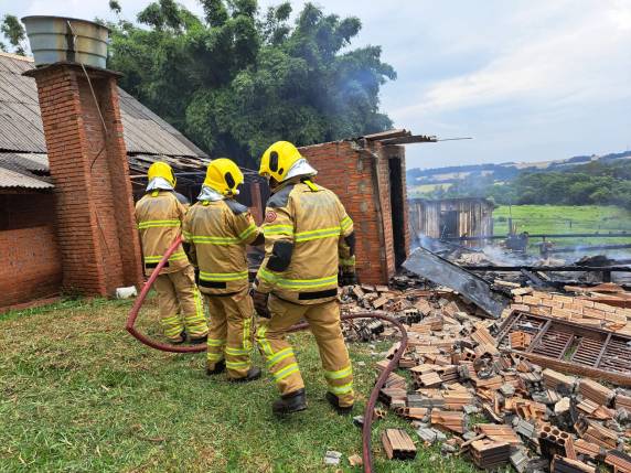 Família perde tudo e comunidade pode ajudar com doações