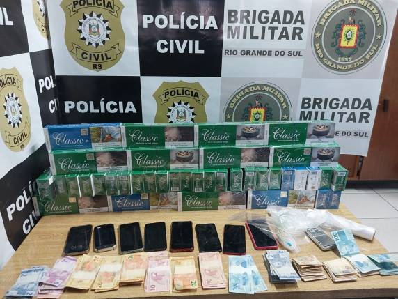 Policiais cumpriram mandados nesta sexta-feira em um estabelecimento comercial
