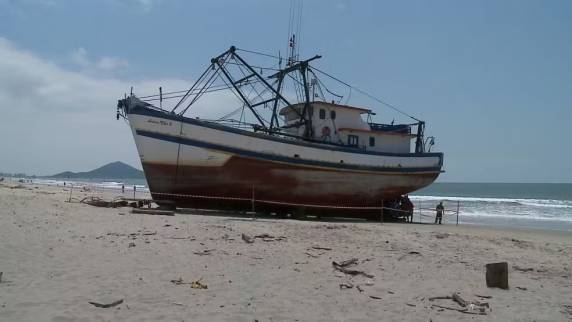 Pesqueiro ?Antônio Filho 6" levava 15 toneladas de peixes para o Porto de Itajaí quando estragou.
