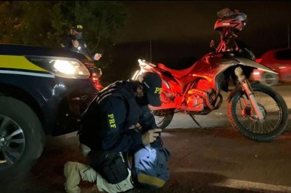 Dupla foi detida na BR-293, em Bagé. Homens estavam andando em velocidade baixa e sem sinalização, quando acabaram atingidos por um ônibus