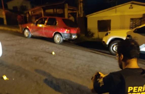 As equipes de investigação buscam imagens de câmeras de segurança que possam ter flagrado a ação; até o momento, ninguém foi preso