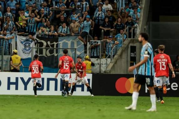 Tricolor levou gols de Loyola e Montes e segue na lanterna do Grupo C da competição