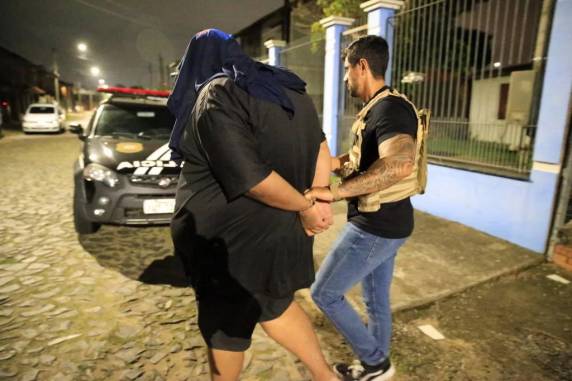 Ofensiva tem como objetivo desarticular um esquema envolvendo dois dos maiores grupos criminosos do sul do país. Investigação aponta que quadrilhas estabeleceram um convênio