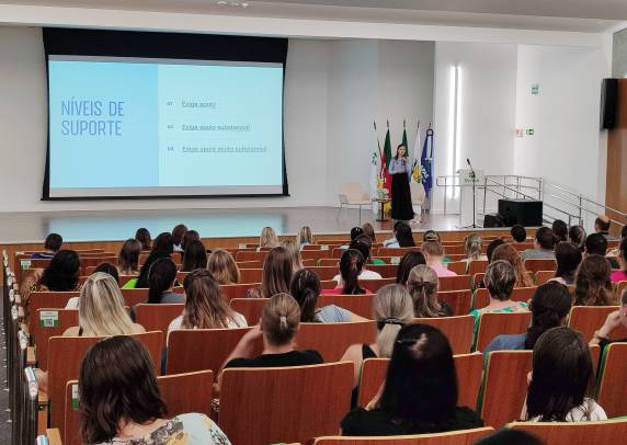 Evento reuniu profissionais da educação das escolas locais e contou com falas do médico neurologista Valdemar Borges Neto e da psicóloga Carina Mayer Mirowski