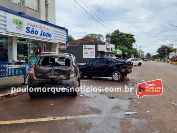 Caminhoneta bate em dois carros estacionados no Centro de Três de Maio - foto 2