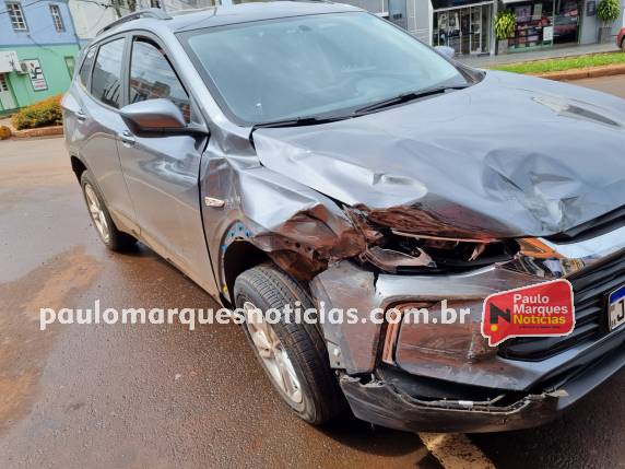 Caminhoneta bate em dois carros estacionados no Centro de Três de Maio - foto 3
