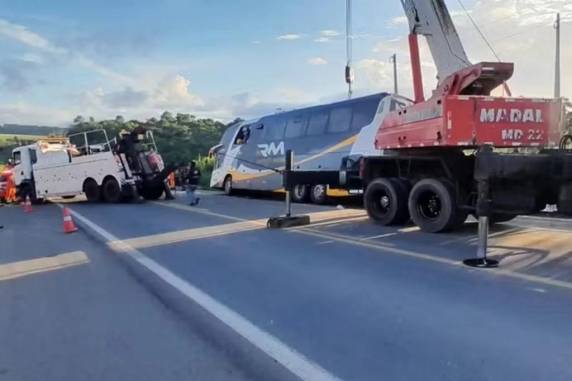 Acidente com ônibus de turismo deixa ao menos 10 mortos e dezenas de feridos na Bahia - foto 2