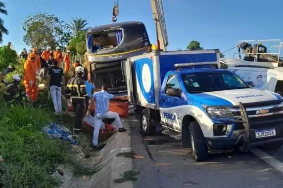 Acidente com ônibus de turismo deixa ao menos 10 mortos e dezenas de feridos na Bahia - foto 3