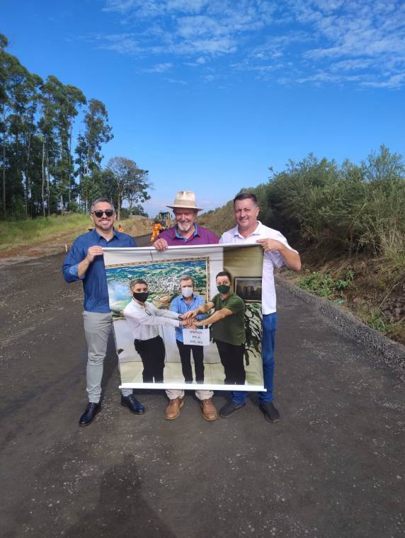 Prefeitos de Horizontina, Crissiumal e Três Passos vistoriam obras da RS-305 - foto 4