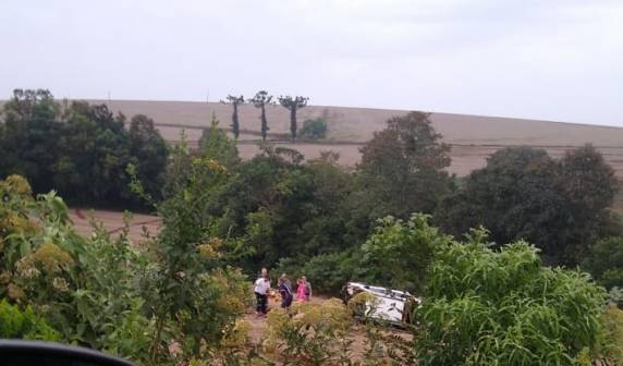 O veículo desceu um barranco e capotou
