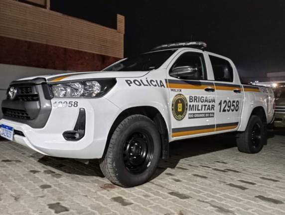 A jovem foi conduzida até a Delegacia de Polícia de Pronto Atendimento (DPPA), onde, no interior da viatura, começou a danificar os vidros e bancos, exigindo mais uma vez o uso de meios moderados de força para contê-la e levá-la à DPPA.