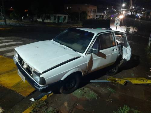 Veículo estacionado na Rua XV de Novembro em Crissiumal foi destruído ao ser atingido por caminhonete - foto 3