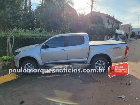 Caminhonete estacionada é atingida por outro veículo no Centro de Três de Maio - foto 2