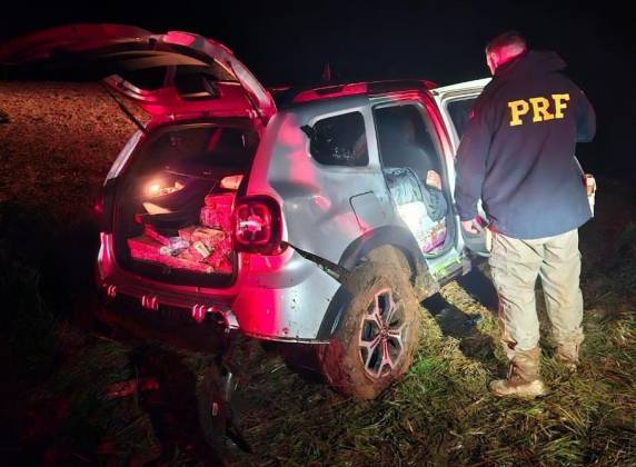 Os policiais realizavam ação de enfrentamento à criminalidade na rodovia quando deram ordem de parada para o motorista de uma Duster. Ele não obedeceu e a perseguição durou vários quilômetros, chovia forte na região.