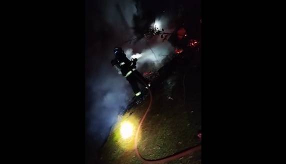 A casa foi completamente consumida pelo incêndio. Não há registro de vítimas.