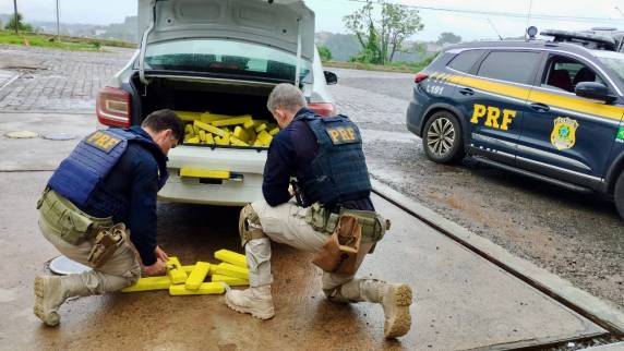 Os policiais realizavam ação de enfrentamento aos crimes transfronteiriços quando abordaram o motorista de um Logan, com placas de Foz do Iguaçu. No porta-malas do carro havia dezenas de tabletes de maconha.