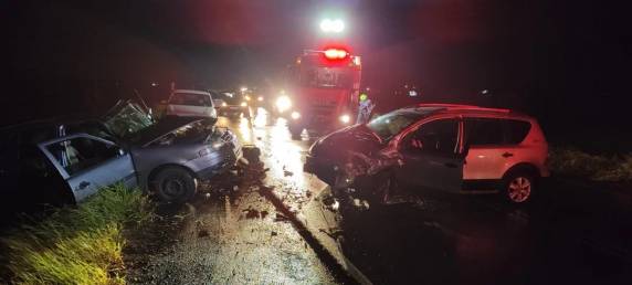 Acidente envolvendo três carros deixa quatro pessoas feridas em Terra de Areia - foto 2