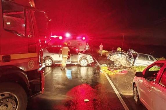 Acidente envolvendo três carros deixa quatro pessoas feridas em Terra de Areia - foto 3
