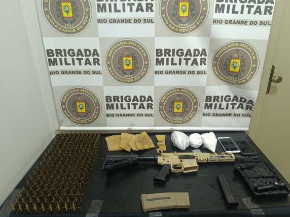Armamento de uso restrito estava escondido sob uma cama