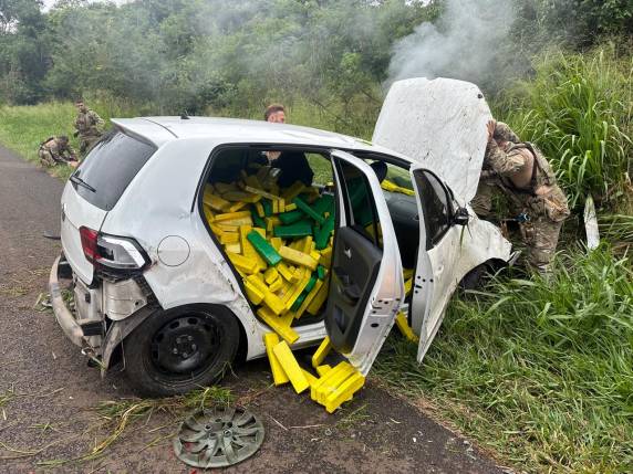 O veículo era conduzido por um adolescente e foi perseguido por equipes da Polícia Rodoviária Federal.