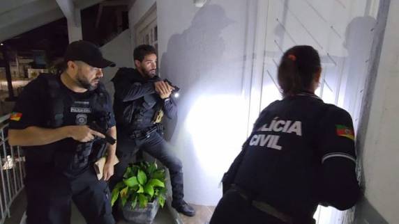 Entre os presos está um servidor do Detran-RS, suspeito de fornecer informações privilegiadas para facção. Criminosos utilizavam os dados para a prática de falsificações, clonagem e estelionatos