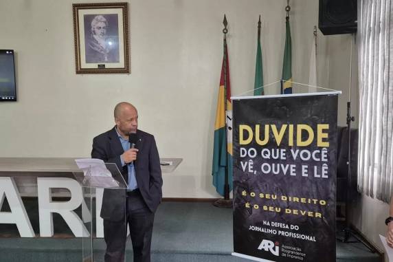 Com foco no exercício da dúvida, entidade busca auxiliar a sociedade na identificação de conteúdos falsos por meio da educação midiática