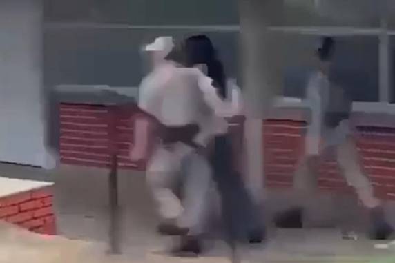 Segundo a direção da instituição, estudante de 15 anos tirou uma faca da mochila e desferiu os golpes