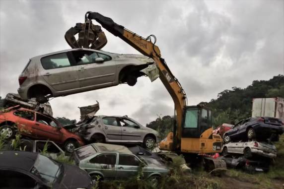 Carros e motos destruídos são aqueles que não têm condições de voltar a circular. Estado tem 157 mil casos prováveis de dengue em 2024 e 86 mortes confirmadas.