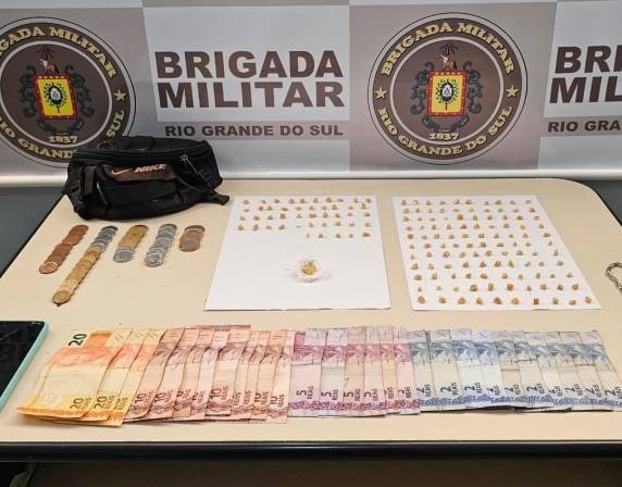 O menor e os entorpecentes foram apresentados na Delegacia de Polícia