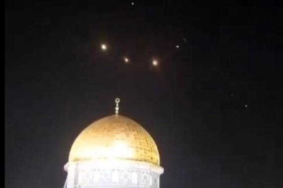 Segundo a rede estatal iraniana, o sistema de defesa aéreo foi ativado devido à detecção de explosões principalmente na região de Isfahan