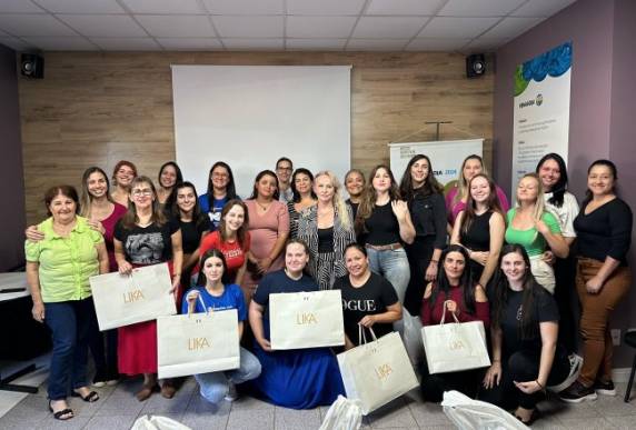 Recepcionistas participam de mais um treinamento para a Fenasoja 2024 - foto 2
