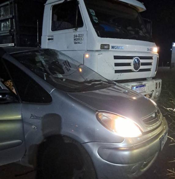 Acidente envolve uma carreta e um automóvel e deixa duas pessoas feridas, na BR-285 em Ijuí - foto 2