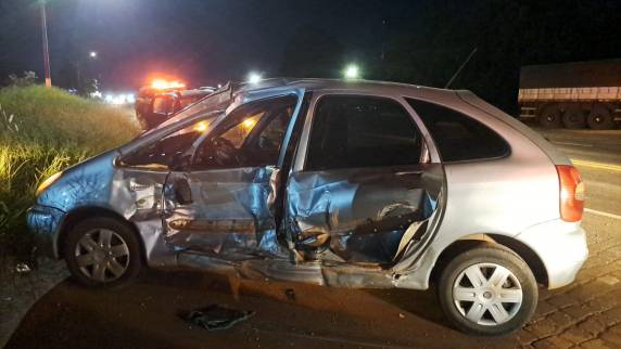 Acidente envolve uma carreta e um automóvel e deixa duas pessoas feridas, na BR-285 em Ijuí - foto 3