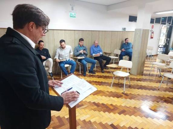 Diretor técnico do Hospital São Vicente de Paulo de Três de Maio, Franklin Capaverde, em entrevista coletiva na tarde desta sexta-feira