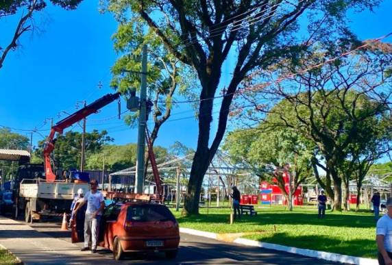 Faltam 26 dias: Trabalho segue intenso neste domingo para obras de reforma e instalação de estandes.