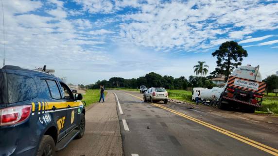 O motorista de uma camioneta morreu no local.