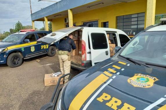 Eles estavam em um veículo com o licenciamento vencido desde 2015