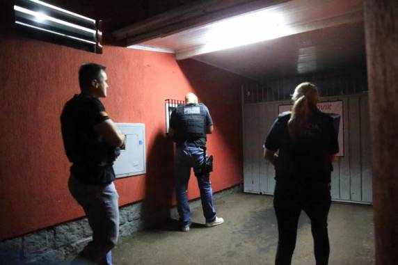 Grupo é apontado pela Polícia Civil como autor de uma série de delitos. São cumpridas 44 ordens judiciais, entre elas cinco mandados de prisão temporária e 14 de busca e apreensão. Os crimes pelos quais o grupo é investigado são tráfico de drogas, extorsão e associação criminosa