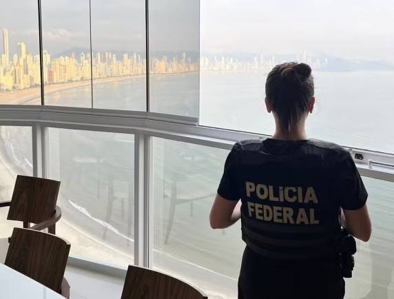 Segundo a PF, embora seja de uso dos denunciados no esquema investigado, o imóvel está cadastrado em nome de uma empresa fictícia que tem como como sócio uma pessoa que recebeu auxilio emergencial.