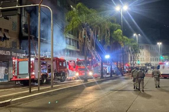 Outras sete pessoas foram resgatadas, sendo que seis foram encaminhadas para atendimento hospitalar. Local não possuía alvará para funcionamento e nem plano de proteção contra incêndio, segundo os bombeiros