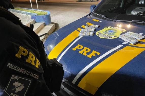 Questionado sobre a origem do dinheiro, o homem, 26 anos, apenas disse que comprou os dólares no Uruguai. Como a procedência não foi comprovada, as cédulas foram apreendidas