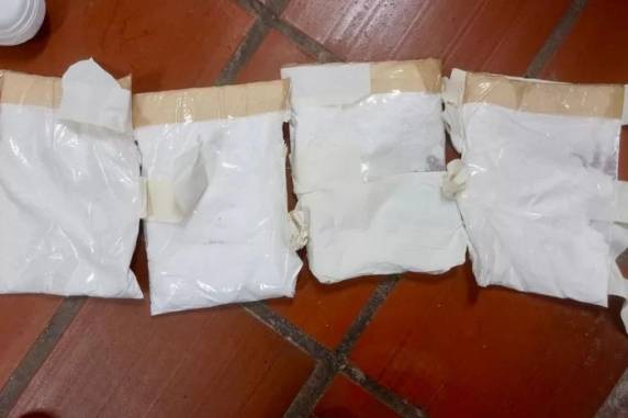 Droga estava dentro dos calçados e presa aos corpos de um homem de 22 anos e de uma mulher de 20, naturais de Santa Catarina, presos em flagrante ao passar pela inspeção de raio x
